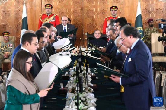   這是3月11日在巴基斯坦首都伊斯蘭堡總統(tǒng)府拍攝的內(nèi)閣宣誓就職儀式。巴基斯坦新內(nèi)閣的19名成員11日在巴總統(tǒng)扎爾達里和總理夏巴茲見證下，在首都伊斯蘭堡總統(tǒng)府宣誓就職。新華社發(fā)（巴基斯坦新聞與廣播部下轄媒體信息部門供圖）