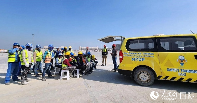 安全宣講出租車在現(xiàn)場播放安全視頻。人民網(wǎng)記者 管克江攝