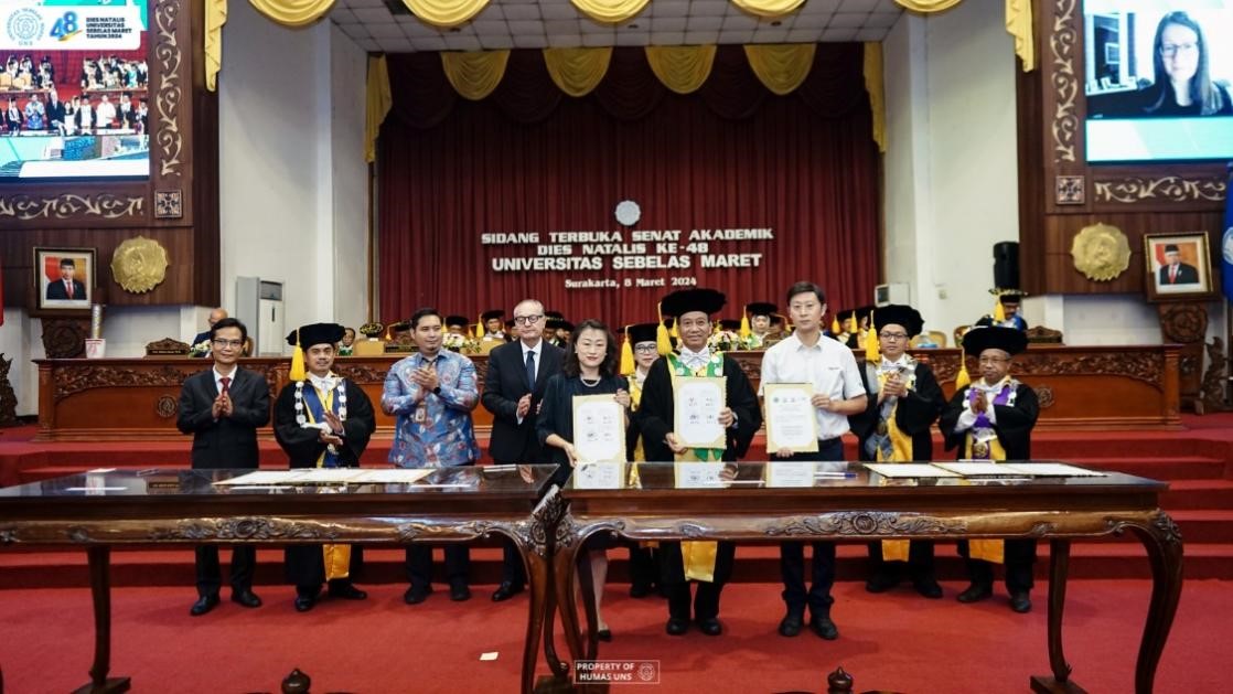 西華大學(xué)、三一一大學(xué)、印尼鋰源新材料有限公司、四川鋰源新能源有限公司四方共同簽署國(guó)際合作協(xié)議。印尼三一一大學(xué)孔子學(xué)院供圖