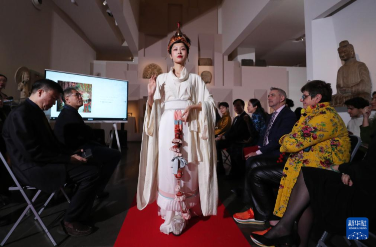 3月13日，在位于法國巴黎的吉美國立亞洲藝術(shù)博物館，模特展示敦煌復(fù)原服飾。新華社記者 高靜 攝