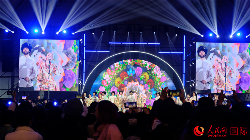 中俄觀眾欣賞俄羅斯傳統(tǒng)歌舞表演。人民網(wǎng) 褚夢琦攝