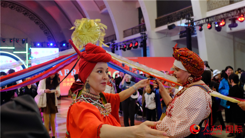 中俄觀眾在現(xiàn)場參與俄羅斯民俗互動游戲。人民網(wǎng) 褚夢琦攝