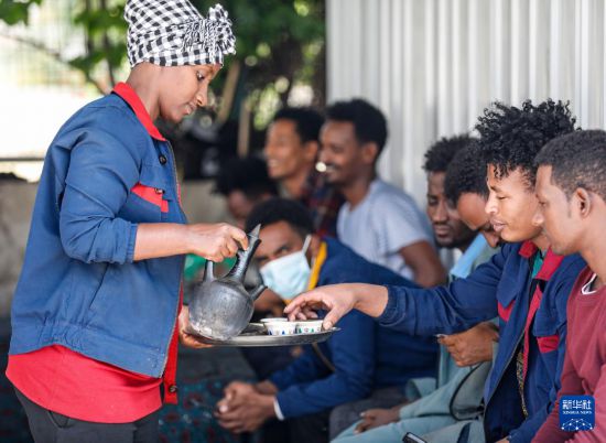 2024年2月16日，在埃塞俄比亞杜凱姆市的東方工業(yè)園，工人在工作間隙休息。 新華社記者 李亞輝 攝