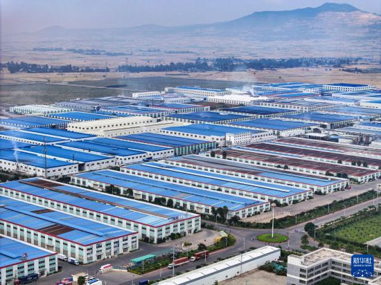 這是2023年11月3日在埃塞俄比亞杜凱姆市拍攝的東方工業(yè)園（無(wú)人機(jī)照片）。 新華社發(fā)（東方工業(yè)園供圖）
