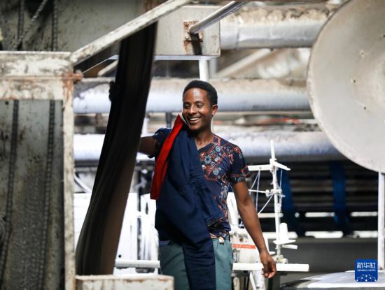 2024年2月16日，在埃塞俄比亞杜凱姆市的東方工業(yè)園，工人在東方紡織印染有限公司的車間內(nèi)工作。 新華社記者 李亞輝 攝