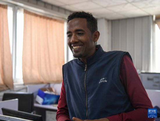 2024年2月16日，在埃塞俄比亞杜凱姆市的東方工業(yè)園，東方紡織印染有限公司經(jīng)理格圖·克貝貝接受新華社記者采訪。 新華社記者 李亞輝 攝