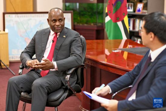 3月4日，多米尼克總理斯凱里特在首都羅索接受新華社記者專(zhuān)訪(fǎng)。新華社記者 趙凱 攝