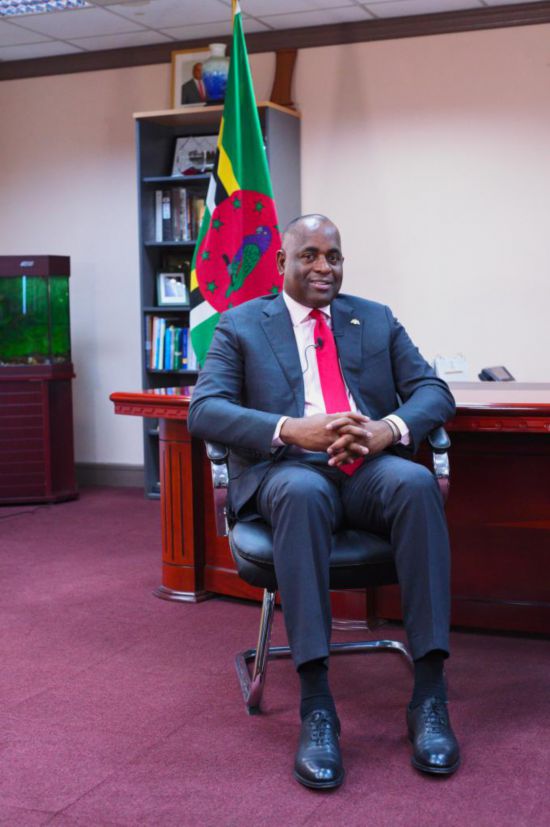 3月4日，多米尼克總理斯凱里特在首都羅索的總理辦公室接受新華社記者獨(dú)家專(zhuān)訪(fǎng)。新華社記者 趙凱 攝