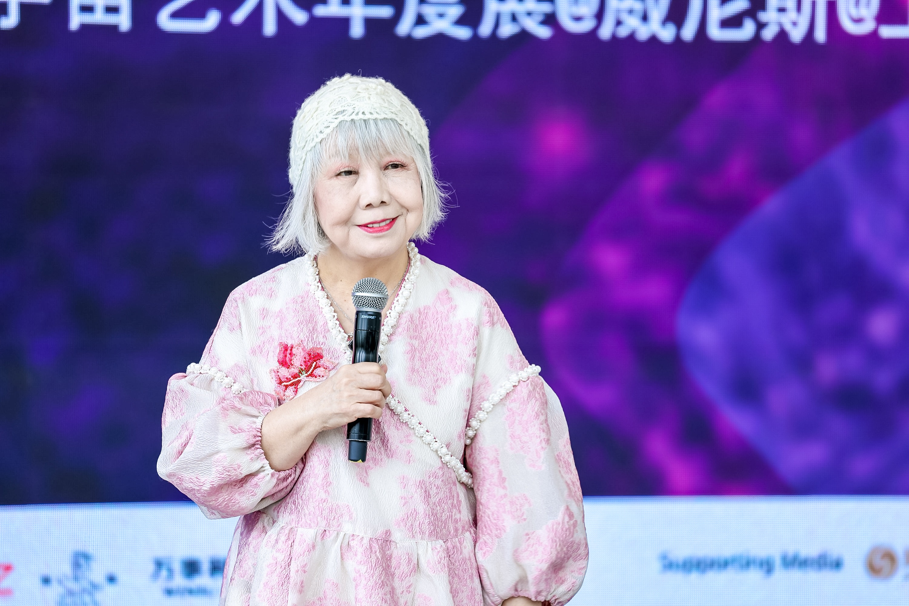 圖3：資深策展人、藝評(píng)家、臺(tái)北實(shí)踐大學(xué)教授陸蓉之致辭（圖片：鳳凰中心）