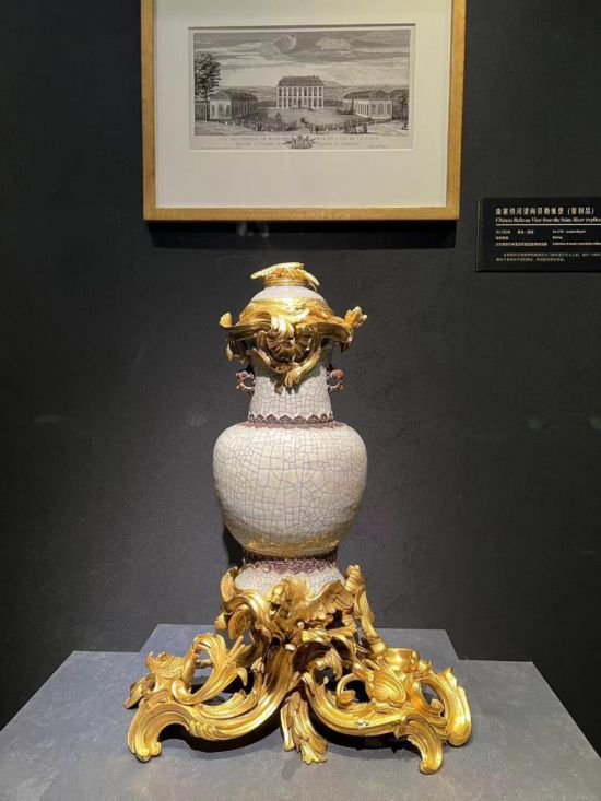 青釉香水瓶，瓷瓶頂部、口沿、底座均裝飾洛可可風(fēng)格銅鍍金飾件。新華社記者徐壯 攝