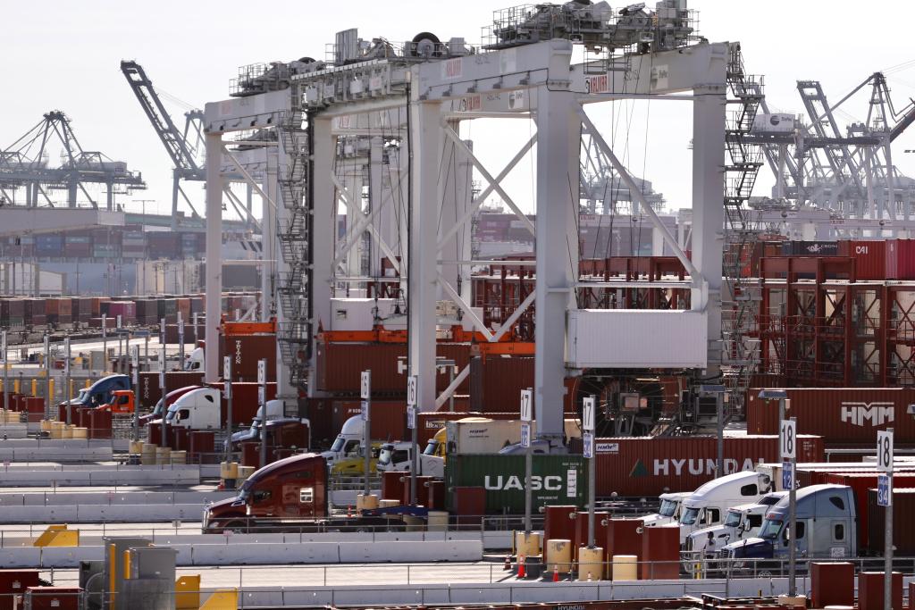 2021年10月29日拍攝的美國(guó)加利福尼亞州洛杉磯港景象。新華社發(fā)