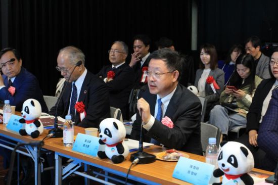 圖為四川省文化和旅游廳廳長戴允康向日本友人介紹四川旅游資源。（中國駐東京旅游辦事處供圖）