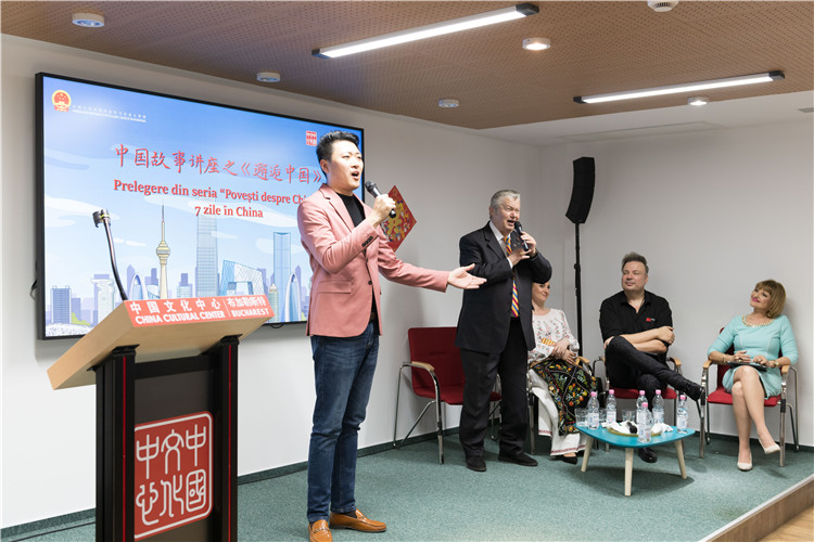 中國(guó)青年男高音歌唱家方瀧與奧爾基·圖爾達(dá)合唱羅語(yǔ)歌曲。布加勒斯特中國(guó)文化中心供圖。