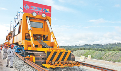 中企承建的馬東鐵項(xiàng)目創(chuàng)造就業(yè)機(jī)會(huì)超過1.8萬個(gè)，合作的當(dāng)?shù)仄髽I(yè)超過1900家——為促進(jìn)馬來西亞東西海岸互聯(lián)互通貢獻(xiàn)力量（共建“一帶一路”第一現(xiàn)場(chǎng)）