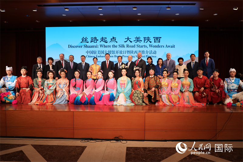 1、當?shù)貢r間5月2日，中國駐美國大使館舉辦開放日暨陜西省推介活動。圖為嘉賓合影。 人民網(wǎng)記者 李志偉攝