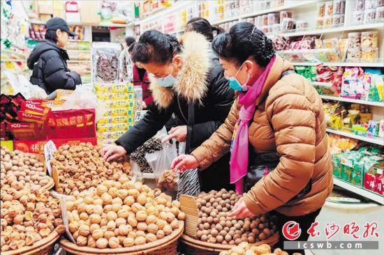 　　在長(zhǎng)沙南門(mén)口菜市場(chǎng)附近的一家炒貨店內(nèi)，市民正在選購(gòu)年貨?！　￠L(zhǎng)沙晚報(bào)全媒體記者 范宏歡 攝