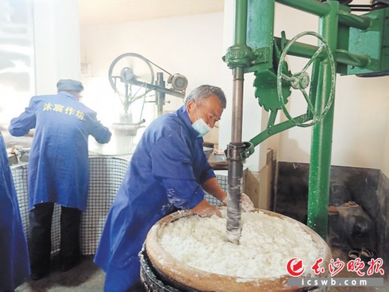 　　作坊里工人正在進(jìn)行粉絲生產(chǎn)。受訪者供圖