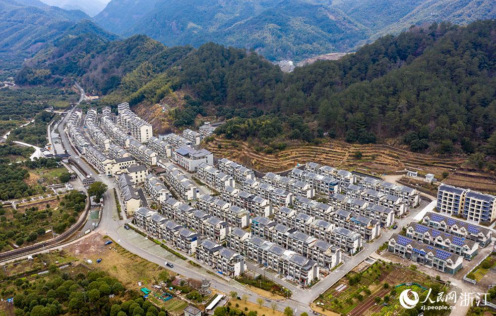 近日，航拍寧波市海曙區(qū)龍觀鄉(xiāng)李岙村屋頂光伏項(xiàng)目。人民網(wǎng) 章勇濤攝