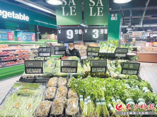 　　家樂福芙蓉廣場店，市民在選購春菜。