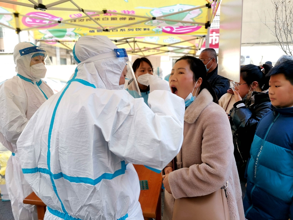 連云港贛榆區(qū)抽調(diào)近500名醫(yī)務(wù)人員開展核酸檢測(cè)。朱代桂攝