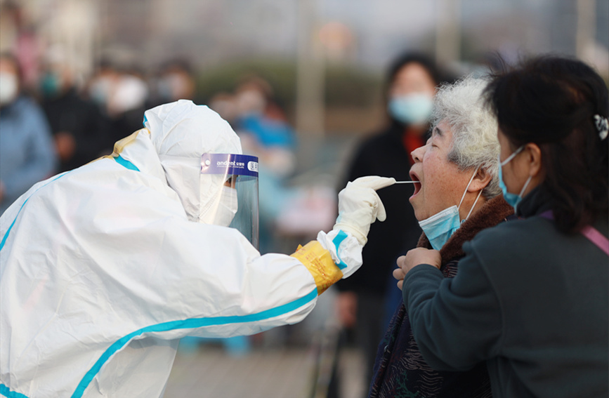 居民在南開區(qū)社區(qū)核酸檢測(cè)點(diǎn)進(jìn)行核酸檢測(cè)。王英浩攝