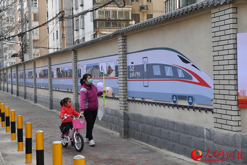 石家莊市談南路上的石家莊工業(yè)印記文化長廊吸引了過往市民駐足觀看。 張震攝