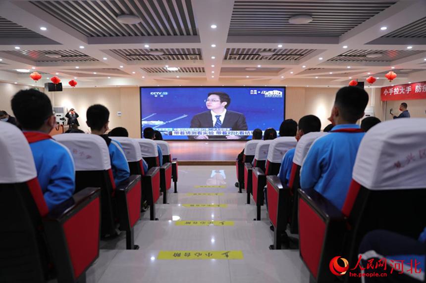 邯鄲市復(fù)興區(qū)實驗小學(xué)學(xué)生集中收聽收看“天宮課堂”第二課。 王伸攝