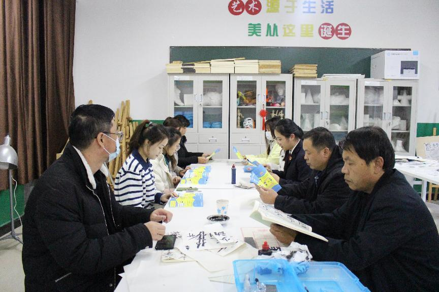 河北省臨西縣人民檢察院未檢檢察官在臨西縣第二小學(xué)為家長講解家庭教育促進(jìn)法。 孫國月攝