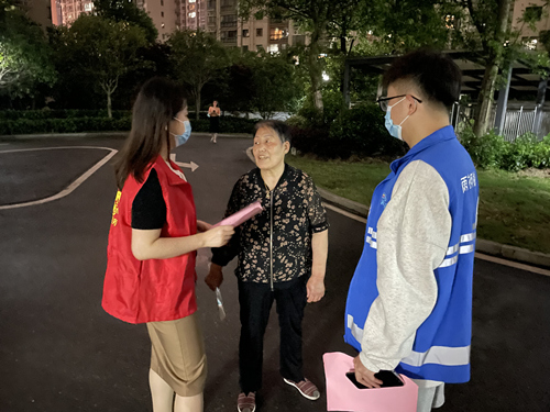 工作人員在小區(qū)進(jìn)行宣傳。受訪單位供圖