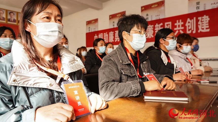 廉潔家風(fēng)宣講員持證上崗。 李揚(yáng)攝