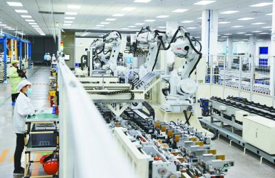 全球鋰離子電池領(lǐng)軍企業(yè)欣旺達動力電池生產(chǎn)車間。 南京日報/紫金山新聞記者 崔曉 攝