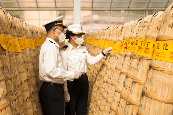 海關(guān)工作人員在查看相關(guān)貨物。受訪單位供圖