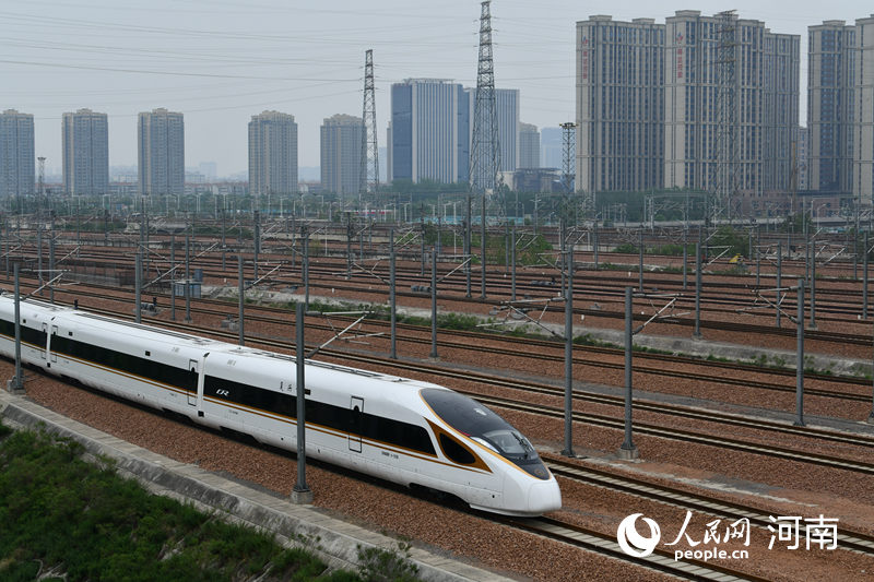 列車駛出站臺。人民網(wǎng) 霍亞平攝