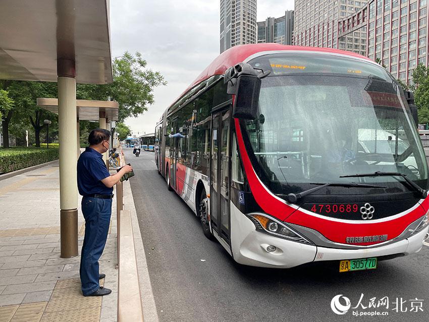 北京1路公交車駛進(jìn)八王墳西站，此前各路公交經(jīng)過該站時均甩站通過，今起該站回復(fù)正常上下客。人民網(wǎng) 尹星云攝