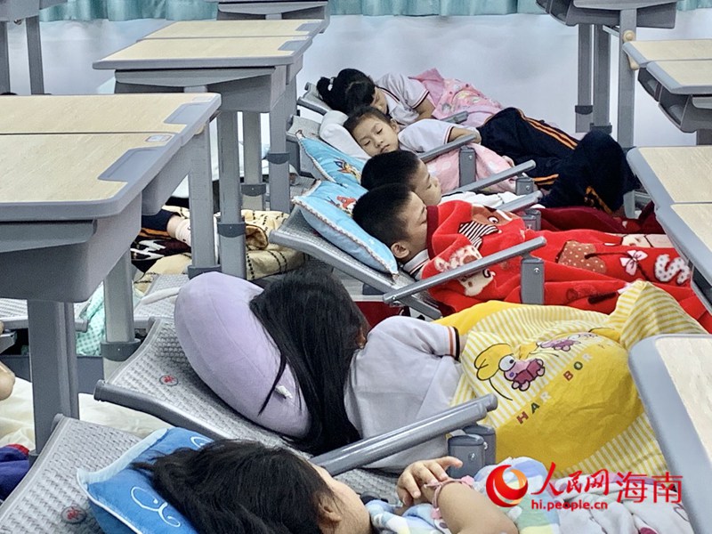 海口第二十六小學(xué)學(xué)生在新式課桌椅上午休。人民網(wǎng) 李浩蓉?cái)z