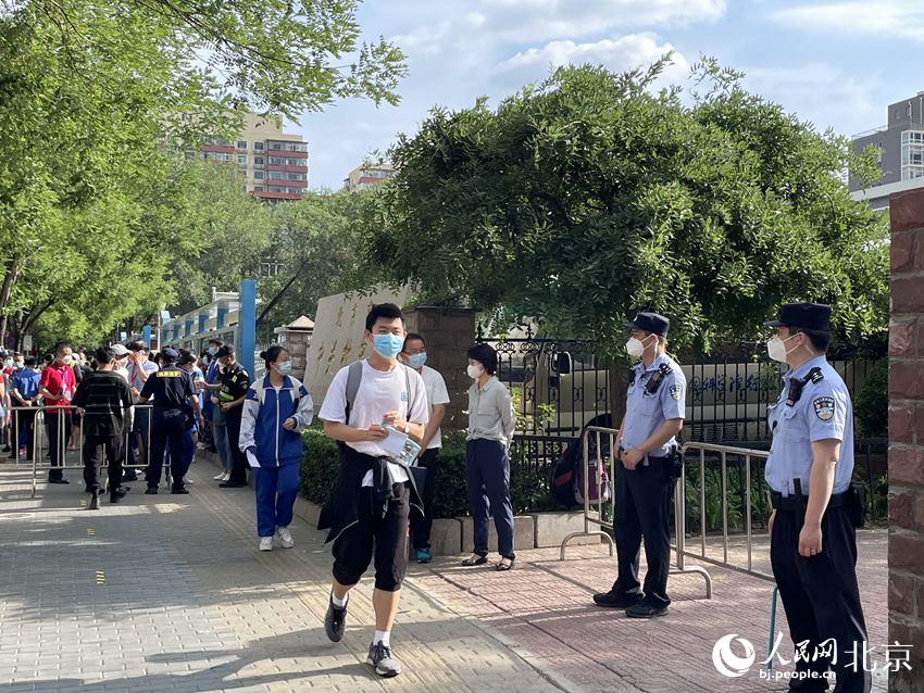 在中關村中學考點，考生們有序走入考點。人民網 董兆瑞攝