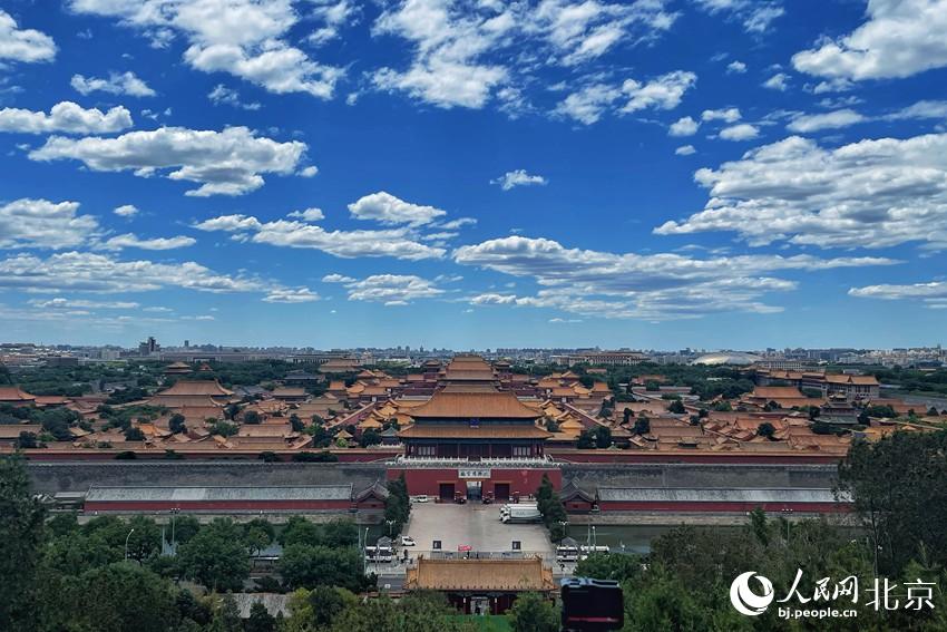 北京再現(xiàn)“高顏值”藍(lán)天白云。 人民網(wǎng) 池夢(mèng)蕊攝