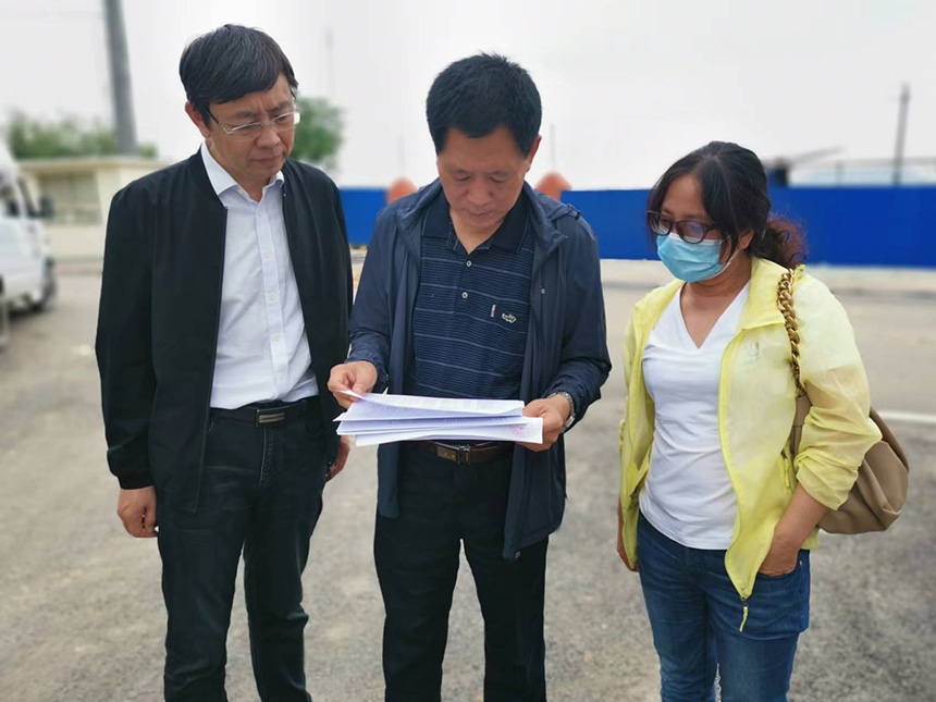 國情調(diào)查核查組專家對司家營鐵礦生產(chǎn)臺賬等進(jìn)行檢查。袁海波攝