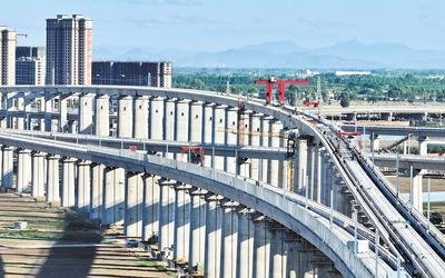 6月7日，工人在唐山市高新技術(shù)開(kāi)發(fā)區(qū)境內(nèi)的京唐城際鐵路建設(shè)工地施工（無(wú)人機(jī)照片）。 新華社記者 楊世堯攝