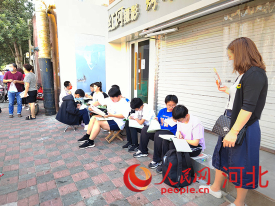 臨進(jìn)考場(chǎng)，考生抓緊時(shí)間再?gòu)?fù)習(xí)一下。人民網(wǎng) 祝龍超攝