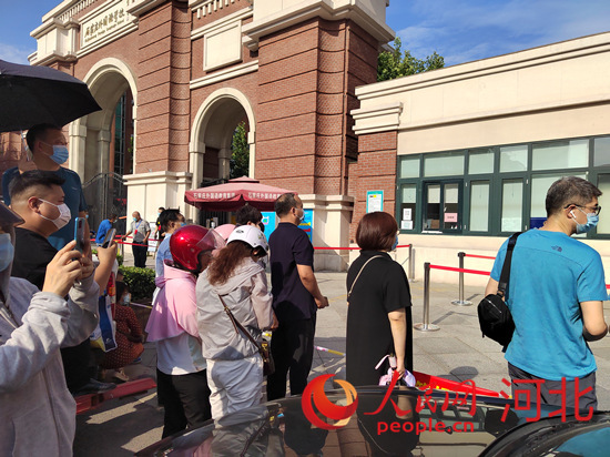 石家莊外國(guó)語(yǔ)學(xué)?？键c(diǎn)外送考的家長(zhǎng)。人民網(wǎng) 祝龍超攝