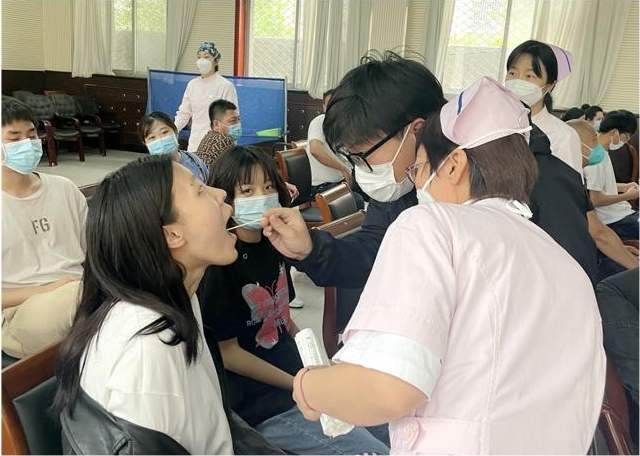 醫(yī)院對志愿者進行線下培訓。李艷紅攝