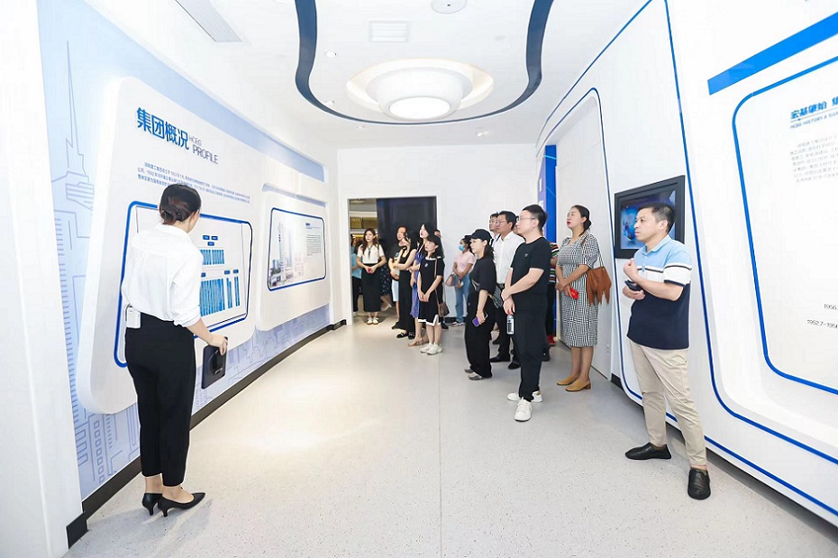 見面會參與人員在了解項目情況。單位供圖