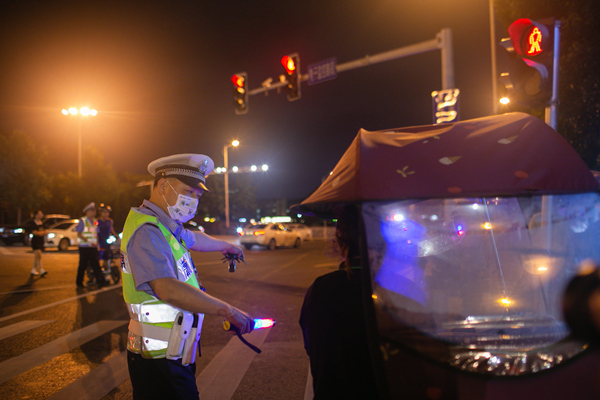 違法加裝電動車遮陽傘也將受到處罰?？馒Q 攝