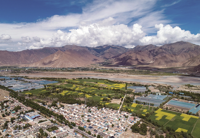 江蘇投入援藏資金支持拉薩開展村莊環(huán)境整治、人畜飲水安全等基礎(chǔ)設(shè)施和公共服務(wù)項目建設(shè)，打造“美麗鄉(xiāng)村·幸福家園”。 本報記者 萬程鵬 攝