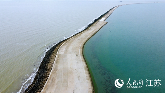 迷人的雙色海。人民網記者 王繼亮攝