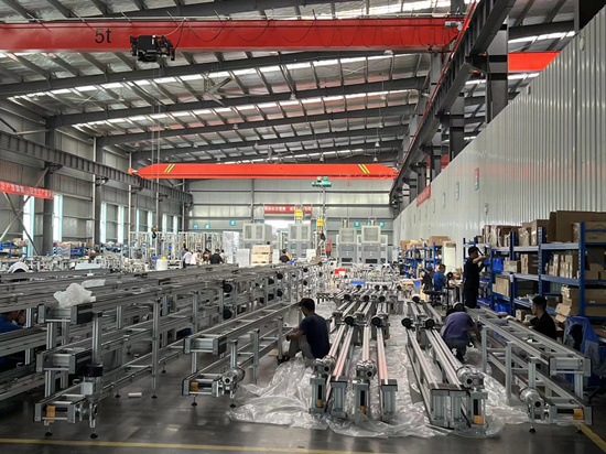 先惠智能裝備生產(chǎn)車(chē)間，工人們?cè)诿χM裝設(shè)備。受訪單位供圖