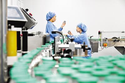 通過加大創(chuàng)新藥物研發(fā)力度，石藥集團實現了傳統工業(yè)企業(yè)向創(chuàng)新型企業(yè)轉型。（本報資料片）