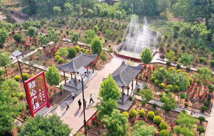 初夏時節(jié)，襄汾縣鄧莊鎮(zhèn)澗溝村初心廣場內(nèi)一派迷人的鄉(xiāng)村振興新圖景。李現(xiàn)俊攝