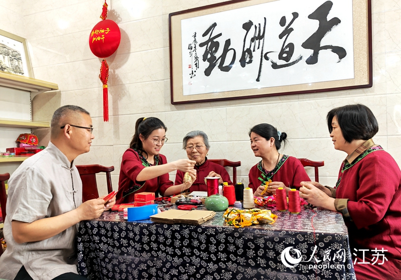 王秀英老人指導孫女制作香包。人民網 閆峰攝